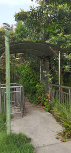 户外铁艺廊架下的通道