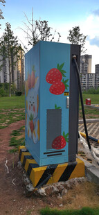 户外充电桩与周边绿植