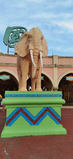 大象雕塑立于多彩底座上