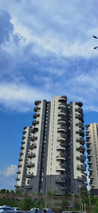 蓝天白云下的现代高层住宅