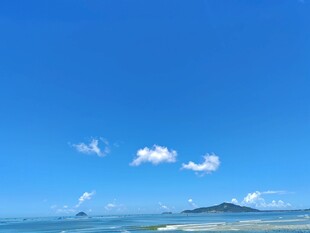 碧海蓝天中的海岛美景