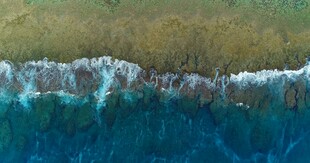 海浪拍打海岸壮丽景观