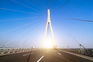 夕阳下的跨海大桥美景