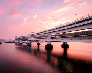 夕阳下的跨水桥梁美景