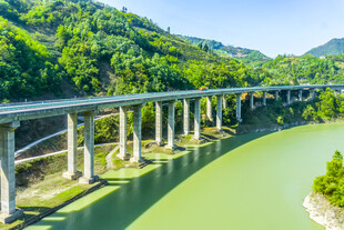 青山绿水间的高架桥梁