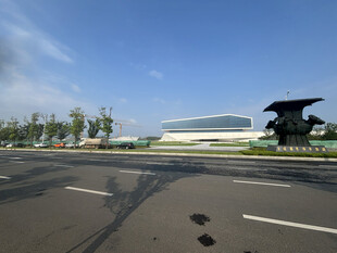 宽阔公路上的独特雕塑景观