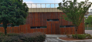 红色木质墙面建筑与绿树景观