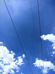蓝天之上的电线与白云