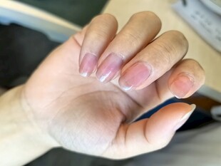 精致美甲的手部特写