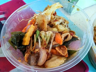 塑料盒中的多彩混合蔬菜