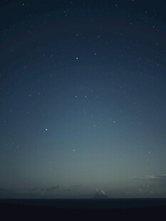 夜空下的静谧远方
