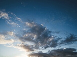夕阳下的天空与云朵