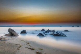 海边日落时的静谧礁石