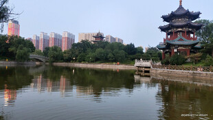 湖畔古亭与城市风光