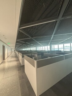 现代宽敞办公空间走廊