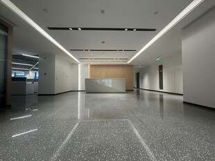 现代简约风格宽敞办公走廊