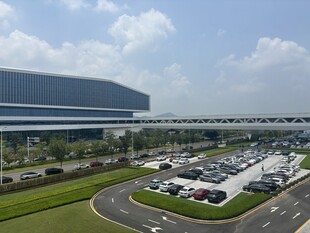 现代化园区停车场全景