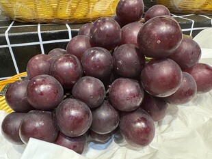紫黑色圆茄子堆叠