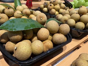 新鲜龙眼摆放在水果摊上