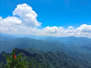 蓝天白云下的壮美山峦