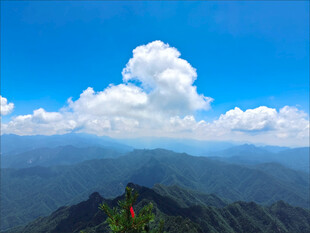 蓝天白云下的壮美山峦