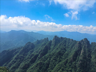 壮丽山峦与蓝天白云美景