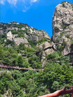 山间美景与悬空栈道