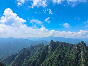 壮丽山景 蓝天白云下的峰峦