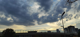 城市黄昏天空与路灯景观