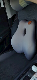 汽车座椅上的可爱腰靠