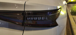 白色汽车尾部特写