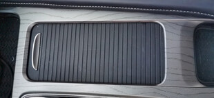 汽车中控台储物区域特写