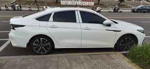 白色轿车外观展示