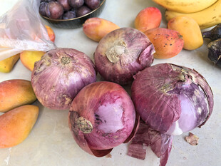 新鲜紫皮洋葱及多样水果