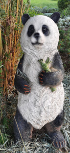 憨态可掬熊猫雕塑坐草地