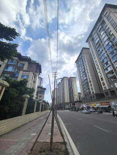 城市街道旁的高楼景象