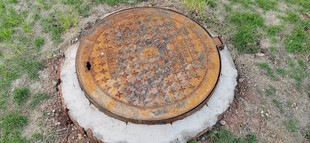 复古花纹生锈的井盖