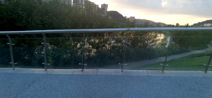 户外风景中的金属栏杆