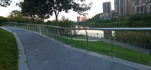 城市河畔的宁静骑行小道