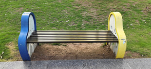 彩色创意造型户外长椅