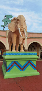 彩色底座上的大象雕塑