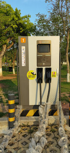 户外充电桩及周边景观