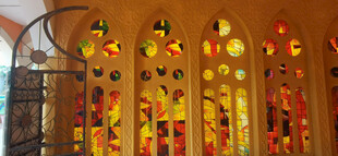 彩色玻璃装饰的美丽窗景