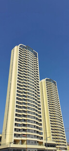 现代高层海景住宅楼