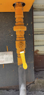 黄色阀门管道特写