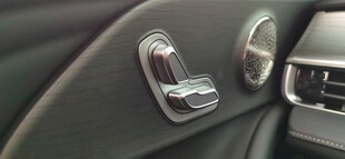 汽车座椅调节按钮特写