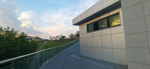 现代建筑旁的户外步道