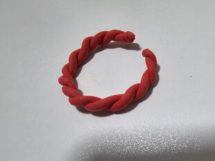 红色麻花状橡皮泥手环