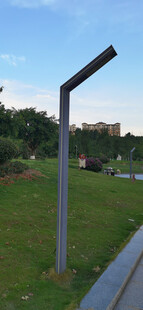 户外草地旁的路灯与灯杆