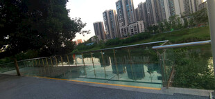 城市河畔玻璃景观台